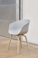 Bild von HAY AAC 22 About A Chair SH: 46 cm – Lackiertes Eichenfurnier/Betongrau