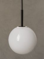 Bild von Audo Copenhagen TR Bulb Pendel Ø: 20 cm - Glänzender Opal/Schwarz