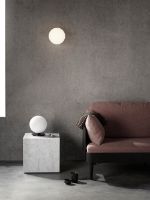 Bild von Audo Copenhagen TR Bulb Loft/Wandleuchte Ø: 20 cm - Glänzender Opal/Schwarz