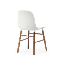 Bild von Normann Copenhagen Form Stuhl SH: 44 cm – Weiß/Walnuss