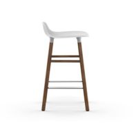 Bild von Normann Copenhagen Form Barhocker SH: 65 cm – Weiß/Walnuss