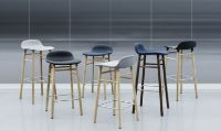 Bild von Normann Copenhagen Form Barhocker SH: 65cm - Blau/Walnuss