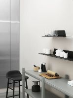 Bild von Normann Copenhagen Form Barhocker SH: 75 cm – Schwarz/Schwarze Eiche