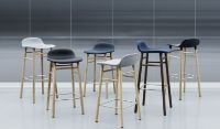 Bild von Normann Copenhagen Form Barhocker SH: 75 cm – Schwarz/Walnuss