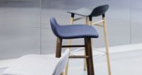 Bild von Normann Copenhagen Form Barhocker SH: 75 cm – Blau/Walnuss