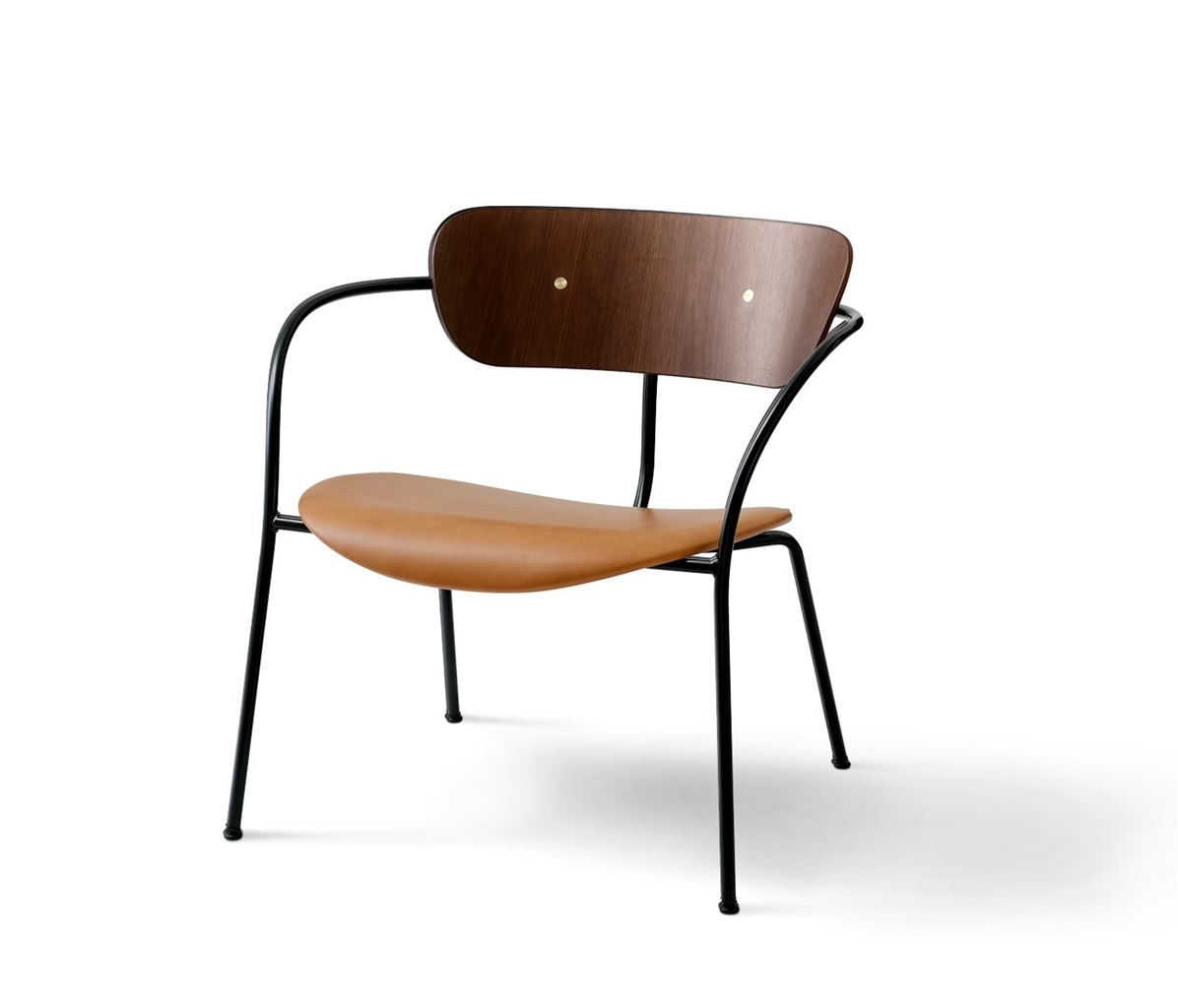 Bild von &Tradition Pavilion Lounge Chair AV6 – Walnuss/Cognac-Leder mit Messing