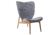 Bild von NORR11 Elephant Lounge Chair Schaffell SH: 38 cm – Eiche natur/Graphit