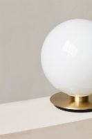 Bild von Audo Copenhagen TR Bulb Tisch-/Wandleuchte Ø: 20 cm – Glänzender Opal/Gebürstetes Messing