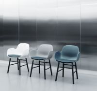 Bild von Normann Copenhagen Form Sessel SH: 44 cm – Blau/Schwarze Eiche