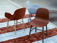 Bild von Normann Copenhagen Form Sessel SH: 44 cm – Rot/Eiche