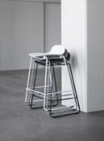 Bild von Normann Copenhagen Form Barhocker SH: 75 cm – Grau/Stahl