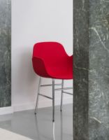 Bild von Normann Copenhagen Form Sessel SH: 44 cm – Rot/Stahl