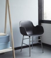 Bild von Normann Copenhagen Form Sessel SH: 44 cm – Schwarz/Chrom