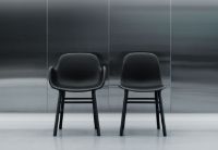 Bild von Normann Copenhagen Form Sessel SH: 44 cm – Schwarz/Schwarze Eiche