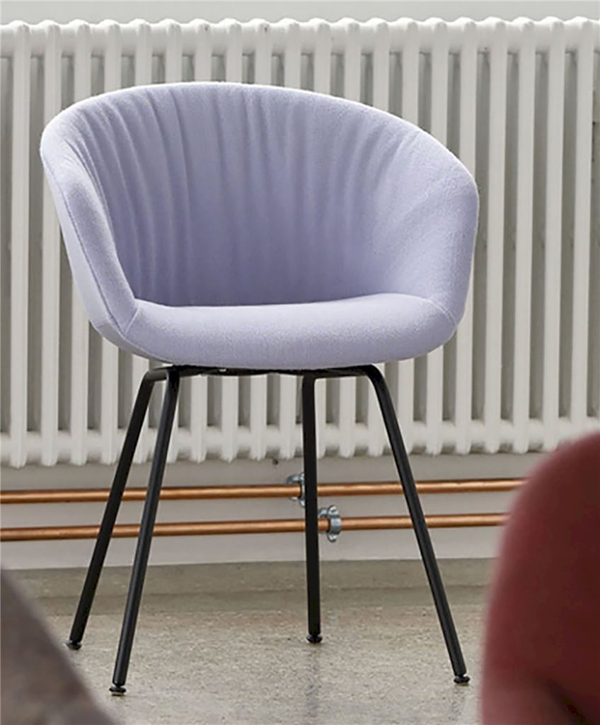 Bild von HAY AAC27 Soft About a Chair Esstischstuhl Vollgepolstert mit Armlehnen SH: 46 cm – Schwarz pulverbeschichteter Stahl/Vidar 723