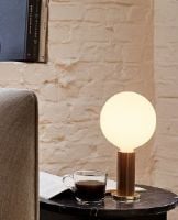 Bild von Tala Knuckle Tischlampe mit Sphere IV Glühbirne EU H: 28 cm – Walnuss/Messing OUTLET