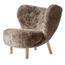 Bild von &Tradition Little Petra VB1 Lounge Chair SH: 40 cm – Weiß geölte Eiche/Schaffell Sahara