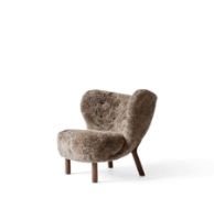 Bild von &Tradition Little Petra VB1 Lounge Chair SH: 40 cm – Geölter Walnuss/Schaffell Sahara
