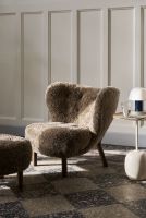 Bild von &Tradition Little Petra VB1 Lounge Chair SH: 40 cm – Geölter Walnuss/Schaffell Sahara