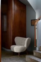 Bild von &Tradition Little Petra VB1 Lounge Chair SH: 40 cm – Geöltes Walnussholz/Schaffell Moonlight