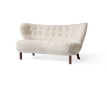 Bild von &Tradition Little Petra VB2 Sofa L: 150 cm – Geölter Walnuss/Schaffell Moonlight