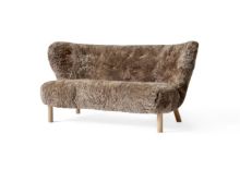 Bild von &Tradition Little Petra VB2 Sofa L: 150 cm – Weiß geölte Eiche/Schaffell Sahara