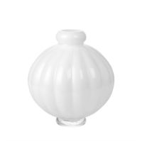 Bild von Louise Roe Ballonvase #01 H: 25 cm - Opalweiß