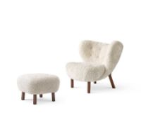 Bild von &Tradition Little Petra VB1 Loungechair & ATD1 Pouf – Geöltes Walnussholz/Schaffell Moonlight
