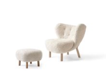 Bild von &Tradition Little Petra VB1 Loungechair & ATD1 Pouf – Weiß geölte Eiche/Schaffell Moonlight