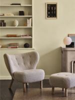 Bild von &Tradition Little Petra VB1 Loungechair & ATD1 Pouf – Weiß geölte Eiche/Schaffell Moonlight