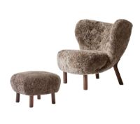 Bild von &Tradition Little Petra VB1 Loungechair & ATD1 Pouf – Geöltes Walnussholz/Schaffell Sahara