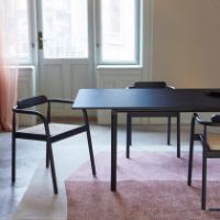 Bild von Please Wait to be Seated Tubby Tube Tisch 240 x 90 cm – Schwarz/Schwarz