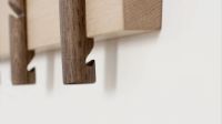 Bild von We Do Wood Reces Garderobenständer B: 78 cm – Transparenter Lack/Dunkler Fleck