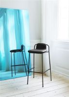 Bild von Normann Copenhagen Studio Barhocker 75 cm vorne gepolstert – Schwarz/Leder