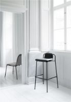 Bild von Normann Copenhagen Studio Barhocker 75 cm vorne gepolstert – Schwarz/Leder