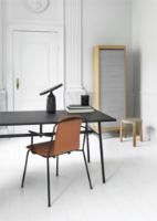 Bild von Normann Copenhagen Studiostuhl 44 cm, gepolsterte Vorderseite – Schwarz/Brandy-Leder