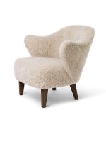 Bild von Audo Copenhagen Ingeborg Lounge Chair SH: 40 cm – Schaffell Moonlight/Räuchereiche