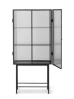 Bild von Ferm Living Haze Vitrine 155 x 70 cm – Schilfrohrglas/Schwarz