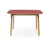 Bild von Normann Copenhagen Form Esstisch 120x120cm - Rot/Eiche