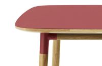 Bild von Normann Copenhagen Form Esstisch 120x120cm - Rot/Eiche