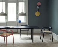 Bild von Please Wait to be Seated. Ahm Stuhl SH: 46,5 cm – Schwarz/Rohrgeflecht