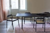 Bild von Please Wait to be Seated. Ahm Stuhl SH: 46,5 cm – Schwarz/Rohrgeflecht