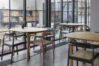 Bild von Please Wait To Be Seated Ahm Chair SH: 46,5 cm – Indian Red/Cane