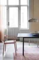 Bild von Please Wait To Be Seated Ahm Chair SH: 46,5 cm – Indian Red/Cane