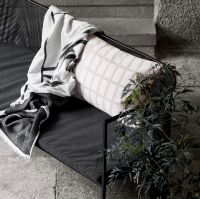 Bild von Kristina Dam Studio Architecture Throw Plaid 130 x 180 cm – Schwarz Melange/Gebrochenes Weiß