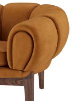 Bild von GUBI Croissant Lounge Chair SH: 46 cm – Walnuss / Chamois Cuoio