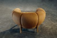 Bild von GUBI Croissant Lounge Chair SH: 46 cm – Walnuss / Chamois Cuoio