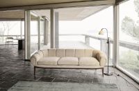 Bild von GUBI Croissant Sofa SH: 46 cm - Walnuss / Dedar Smila