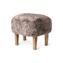 Bild von Audo Copenhagen Ingeborg Fußhocker H: 38 cm – Schaffell Sahara/Eiche