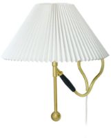 Bild von Le Klint Modell 306 Kipplampe H: 41 cm – Messing/Papier